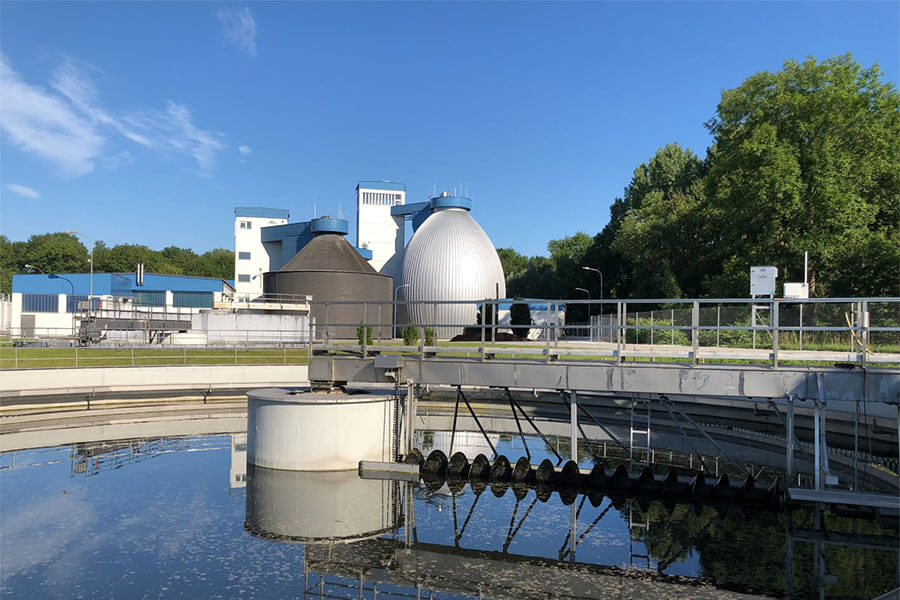 sludge-level-measurement-secondary-clarifiers-municipal-wastewater-treatment-plant (1)